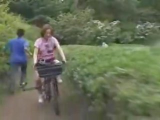 Japonesa chica masturbado mientras cabalgando un specially modified sexo bike!
